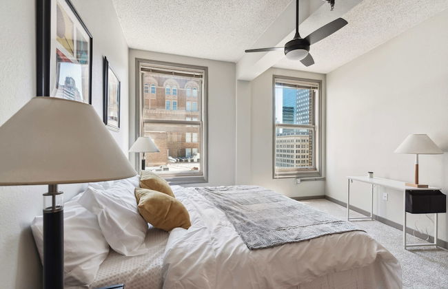 Spacious 2BR Downtown Retreat - Photo 16