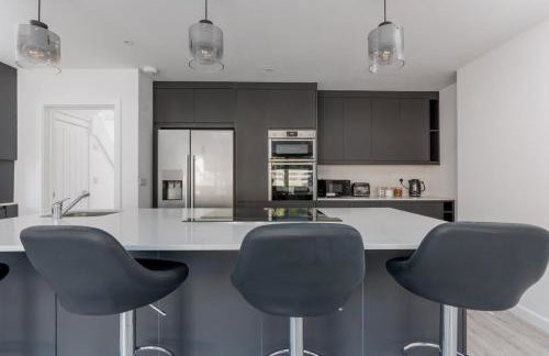 Delightful family home with parking, 8 minutes to beach - Foto 8