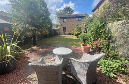 Superb Comfy 2 Bed House, Responsive & Caring Hosts Free WiFi & Parking, Close to MK Centre, Train Station, Santander, Network Rail by Webbhill Stays - Foto 1