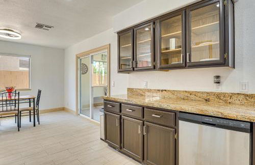 Near Shopping and Golf Family Retreat in Las Vegas! - Photo 11