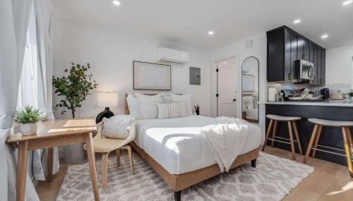 Brand New Apt w Parking Blocks from Downtown- A - Foto 2