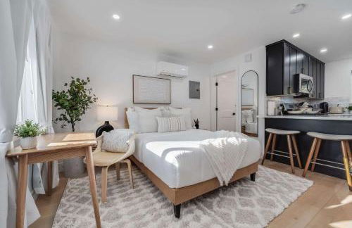 Brand New Apt w Parking Blocks from Downtown- A - Foto 2