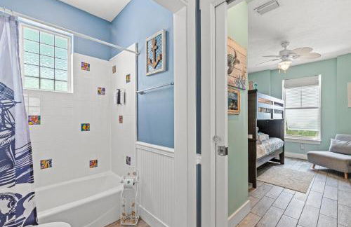 Seafoam – Beautiful 3BR Home with Heated Private Pool - 4 Min Walk to Beach! - Foto 3