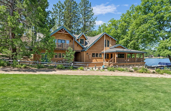 Marina Beach Lodge - Lakefront Home on Beach! by Yosemite Region Resorts - Foto 1