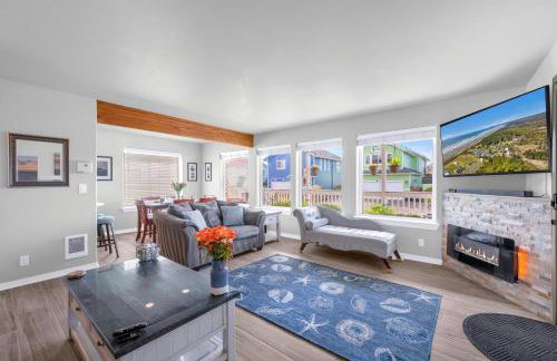 Sunkissed 3BR beach getaway - dog-friendly fenced yard, firepit, glimpse ocean views, near beach access, sleeps 8 - Foto 4