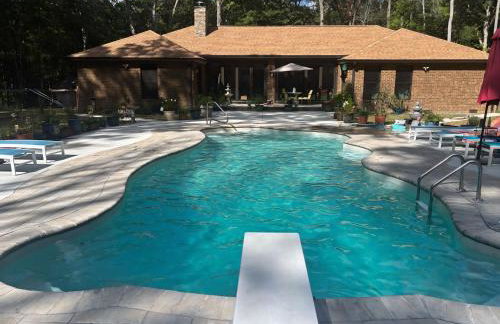 Quiet Forest Vacation home on a Private Road with Spacious Patios, Fire pit, Pet friendly and a Private pool - Foto 4