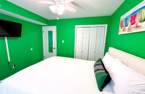 Stylish 2BR Condo Near Beach, Large Pool & Patio, Pet Friendly - Foto 33