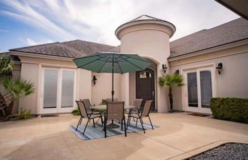 4 Bedrooms Pool Game room Massive Kitchen - Photo 14