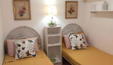 Lovely little house with garden and pool - Photo 2