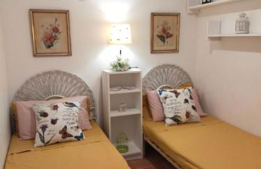 Lovely little house with garden and pool - Photo 2