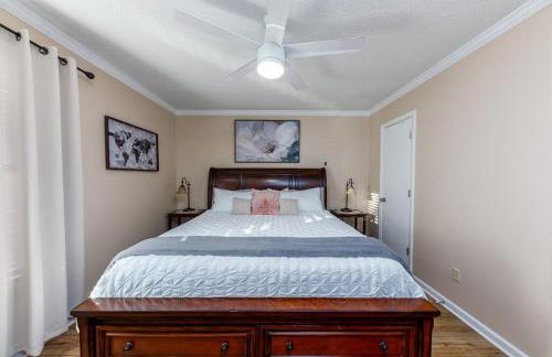 3-Bedroom Home with King Bed, Smart TVs & Fenced Yard - Foto 18