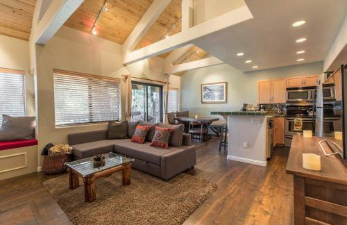 Mammoth Basecamp Condo with Views near Village with AC and Fireplace - Foto 18