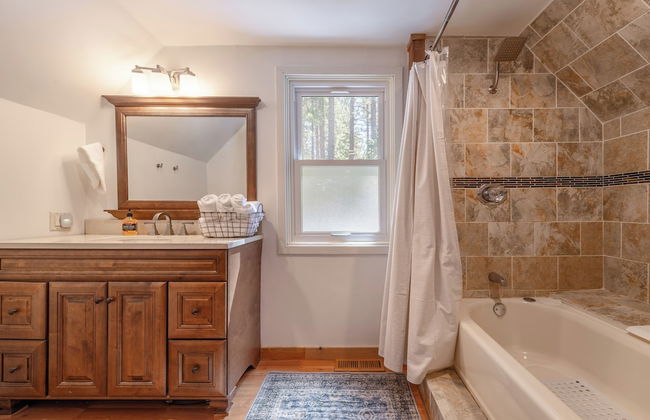 Cozy Cabin Private Hot-Tub Walk to Lake by Sierra Getaways - Foto 17