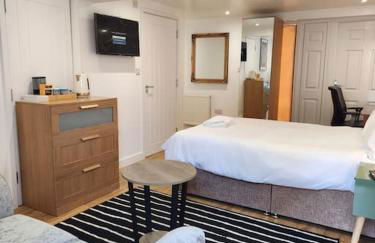 Lovely En-suite Room with private entry, Close to Station - Foto 12