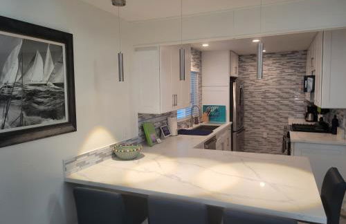 Luv Oceanside Views-1 House to Beach, Boardwalk and Waves-Spacious Rooftop Sun Deck-Plus King Beds too! - Foto 19