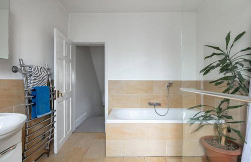 Well-equipped 4 bedroom family home with garden - Foto 12