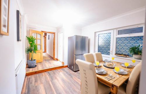 4BR 2Bath Home -Hot Tub, Free Parking & Games Room - Foto 14