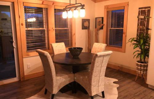 Serene Rustic Farmhouse Mountain Cottage (Sleeps 4) - Foto 4