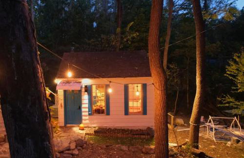 Vintage Lovers` Cabin with Jacuzzi & Lake Access - Foto 10