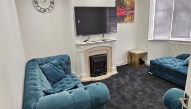 Spacious 3 Bed House with Garden,On-site Free Parking,WIFI - Foto 2