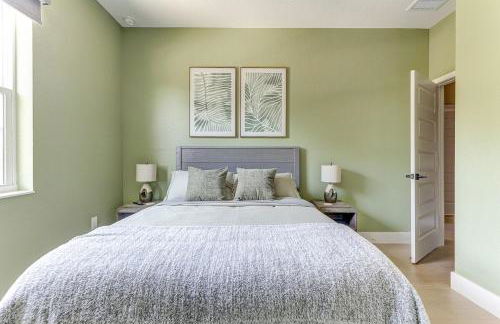 Chic & Spacious 4 Bedroom 3 Full Bathrooms Retreat in West Tampa and Pvt Backyard - Foto 29