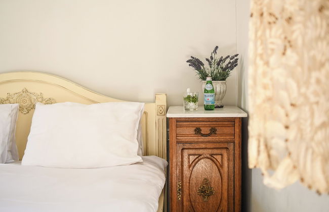 Elegant 1BR Apt w Balcony in the City - Photo 6