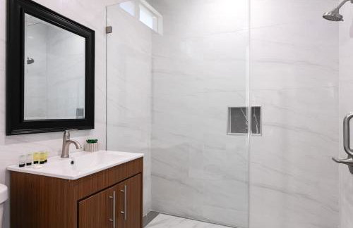 Relax in Spacious 3BR Apt Sleeps 8 and Parking - Foto 26