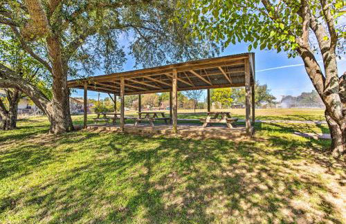 Walk to Cedar Creek Reservoir Home with Fire Pit! - Foto 31