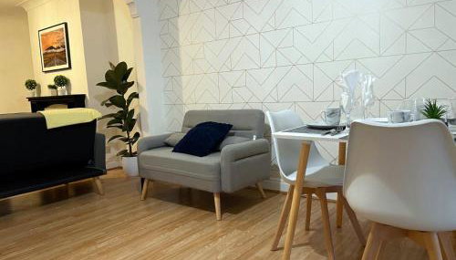 Lovely Spacious House Family & Contractor Friendly 3 Bedroom Near Leeds Centre Sleeps 8 - Foto 3