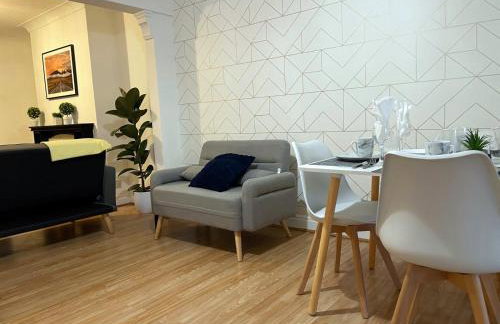 Lovely Spacious House Family & Contractor Friendly 3 Bedroom Near Leeds Centre Sleeps 8 - Foto 3