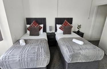 Stylish 4 Bed for long and short term stays - Photo 11