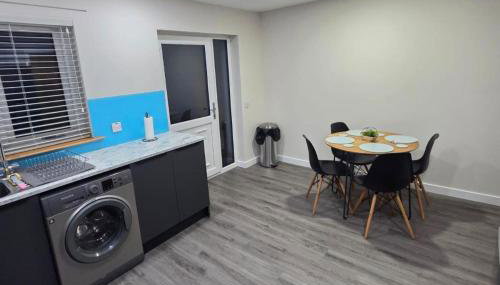 2 Bed House Sleeps 5 -Private Garden -Dogs Allowed - Foto 4, minibar