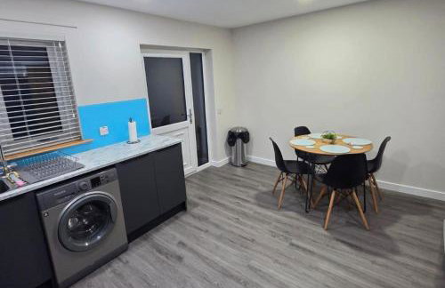 2 Bed House Sleeps 5 -Private Garden -Dogs Allowed - Foto 4