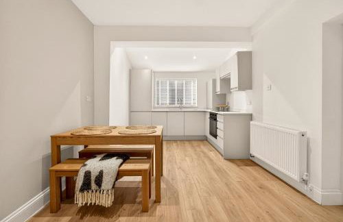 Stunning 2 Bedroom Apartments - City Centre Location, Free WiFi, Free Parking, Spacious Accommodation, Comfort and Style, Freshly Rennovated - Foto 6