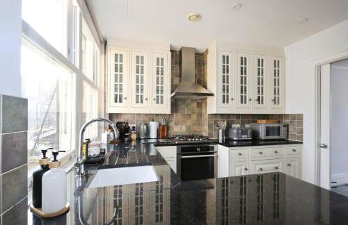 Large 3 bedrm apartment in heart of Theatre Land - Photo 10