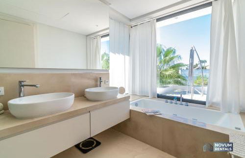 Remarkable 5-BDRM Villa - Heated POOL & GYM - Photo 24