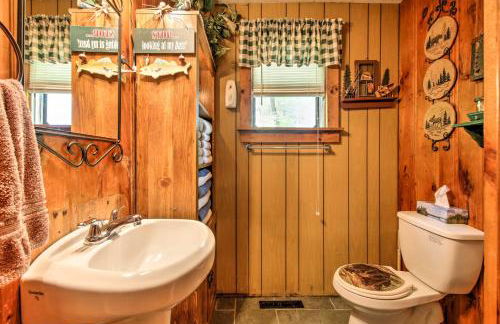 Pet-Friendly Cabin with Fire Pit, BBQ and Great Deck! - Foto 11