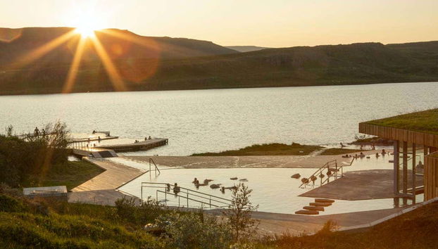 Vista del lago Urriðavatn dalle acque termali