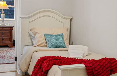 3BR Home 2 Baths Bonus Room, Minutes to NYC - Photo 18