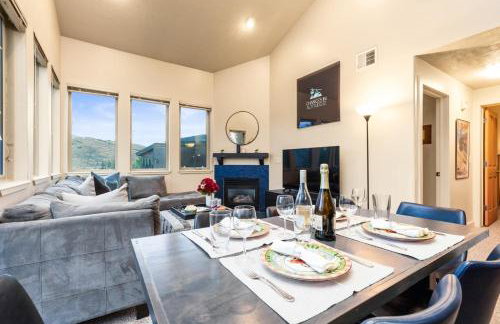 KBM Resorts Crestview Condos Spacious condo near Olympic Park with gas fireplace year-round pool hot tub city wide shuttle access. CVC-308B - Foto 21