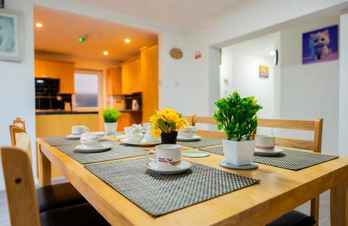 Beautiful Modern Home in London, Free Parking, Family Home, Sleeps 9, Close to Railway Station - Foto 26