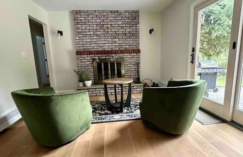 3 Bedroom Hilltop Escape with 5 Private Acres and Hot Tub - Foto 9