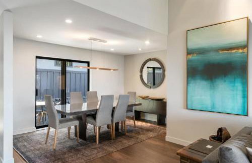 Luxury 3BR Hillside Retreat wAC Panoramic View - Photo 4