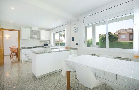 R11 Casa Blanca con gran jardin y piscina - Photo 18