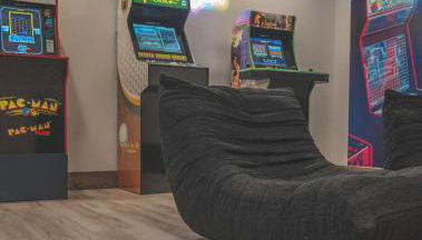 Lakeside Luxe Haven Family-Friendly Arcade - Foto 4, Game Room