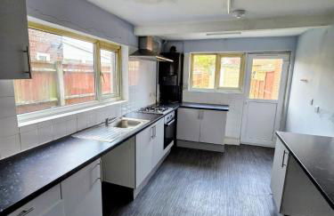 Central 4 Bed Home in Eastleigh! - Foto 1