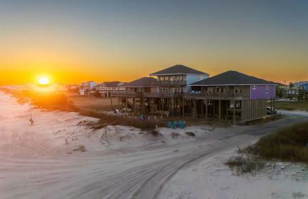 Noisywaves - Beachfront Paradise with Hot Tub, Yard, and Game Room - Foto 12