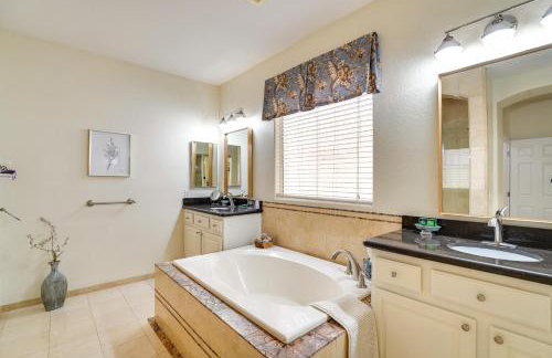 Upscale Henderson Hideaway with Private Patio! - Foto 13