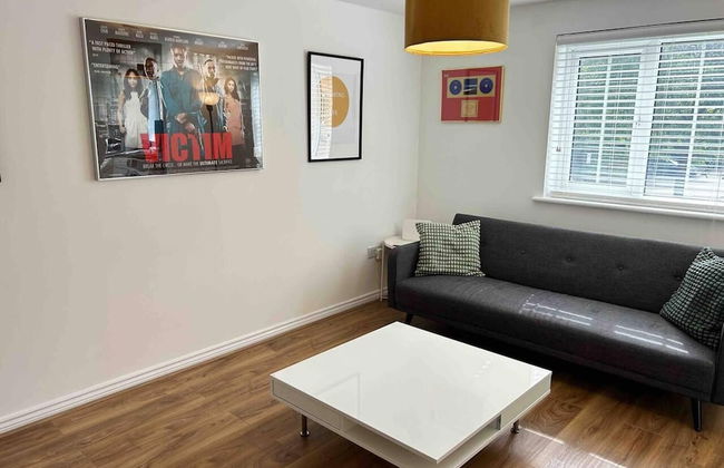 1-bed Apartment in Greater London Next to Station - Photo 8