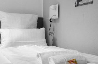 DG - Einfach aber sehr komfortabel - Wohnung für bis zu 12 Personen - Gruppen, Messe, Monteure, Studenten - Voll ausgestattet - 3 Smart-TV 55 Zoll Netflix, 1000 Mbit WLAN, voll ausgestattete Küche - Foto 9